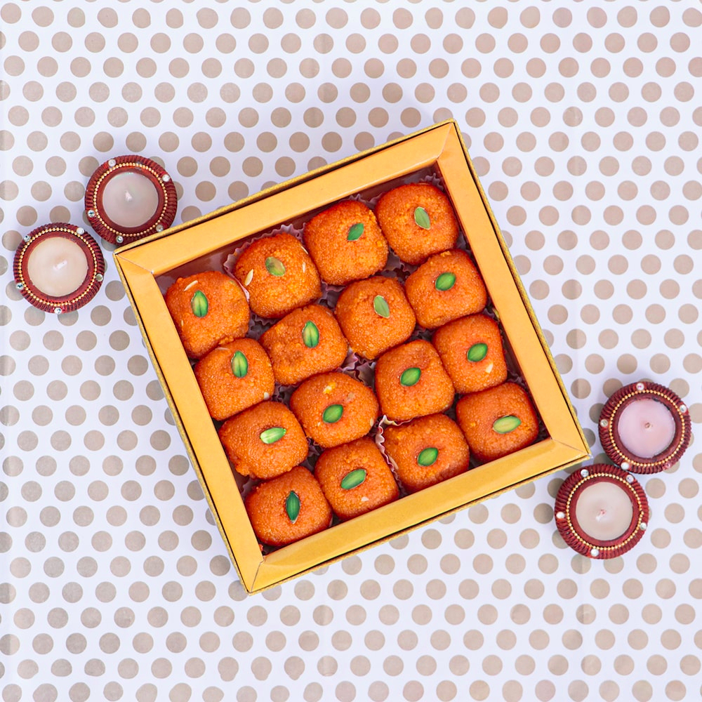 Motichoor Laddu with 4 Diyas